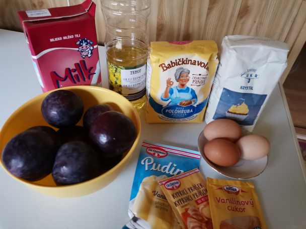 Hrnčekový koláč so slivkami a posýpkou (fotorecept) - obrázok 1