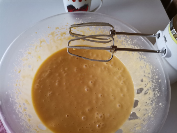 Hrnčekový koláč so slivkami a posýpkou (fotorecept) - obrázok 2