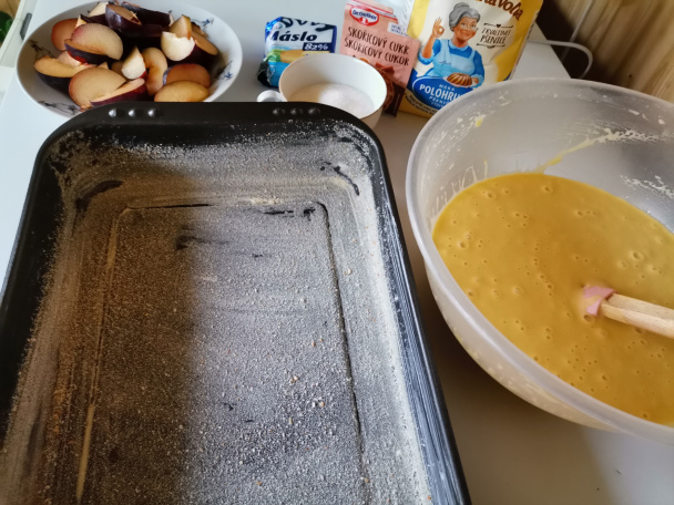 Hrnčekový koláč so slivkami a posýpkou (fotorecept) - obrázok 3