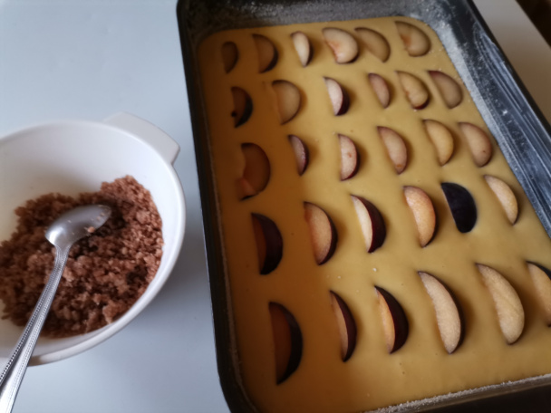 Hrnčekový koláč so slivkami a posýpkou (fotorecept) - obrázok 4