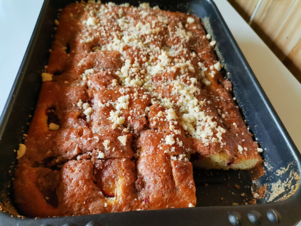 Hrnčekový koláč so slivkami a posýpkou (fotorecept) - obrázok 5