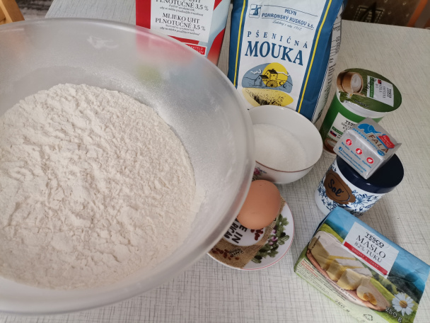 Kysnuté rožky z kyslej smotany plnené syrom (fotorecept) - obrázok 1