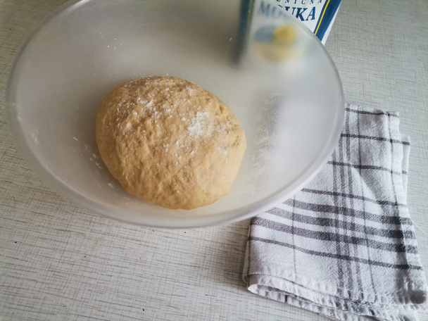 Kysnuté rožky z kyslej smotany plnené syrom (fotorecept) - obrázok 2