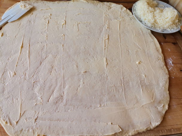 Kysnuté rožky z kyslej smotany plnené syrom (fotorecept) - obrázok 5