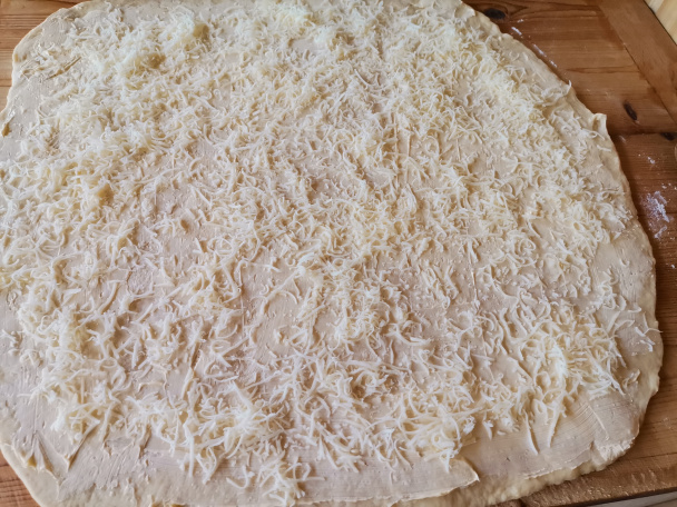 Kysnuté rožky z kyslej smotany plnené syrom (fotorecept) - obrázok 6