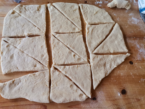 Kysnuté rožky z kyslej smotany plnené syrom (fotorecept) - obrázok 9