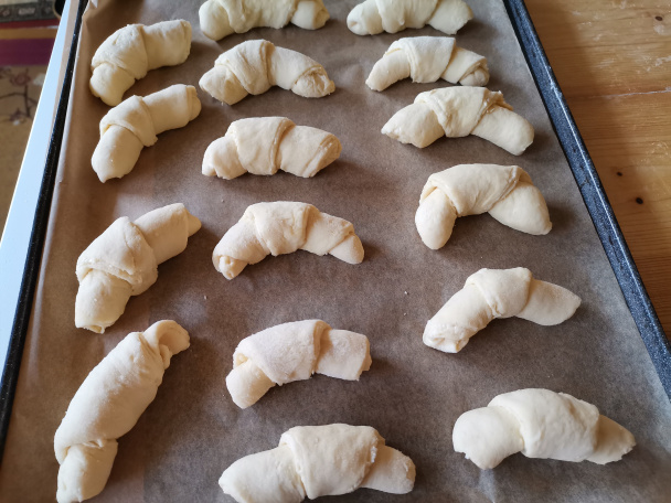 Kysnuté rožky z kyslej smotany plnené syrom (fotorecept) - obrázok 10