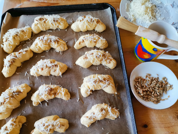 Kysnuté rožky z kyslej smotany plnené syrom (fotorecept) - obrázok 11