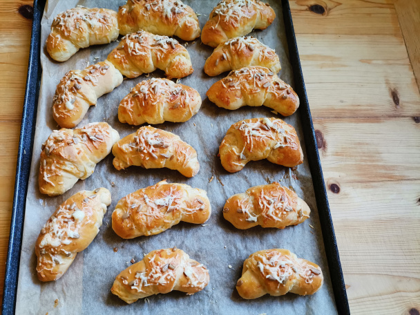 Kysnuté rožky z kyslej smotany plnené syrom (fotorecept) - obrázok 12
