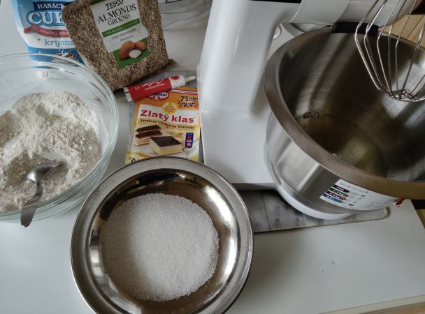 Makrónky plnené čokoládovou plnkou (fotorecept) - obrázok 1