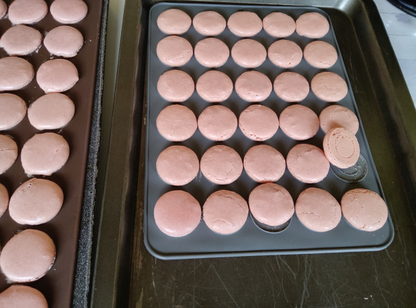 Makrónky plnené čokoládovou plnkou (fotorecept) - obrázok 5