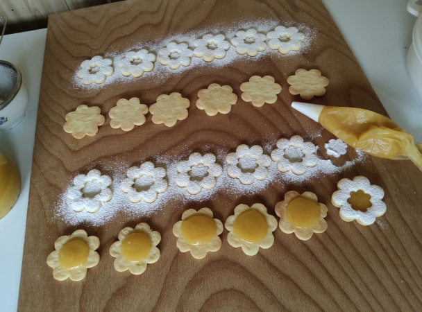 Linecké koláčiky s citrónovou plnkou lemon curd (fotorecept) - obrázok 11