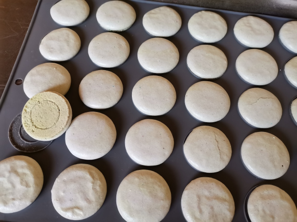 Orechové makrónky plnené mascarpone a bielou čokoládou (fotorecept)  - obrázok 4