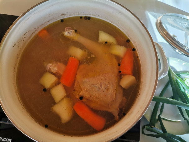 Slepačí vývar z domácej sliepky s domácimi rezancami (fotorecept)  - obrázok 1