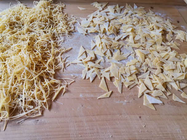 Slepačí vývar z domácej sliepky s domácimi rezancami (fotorecept)  - obrázok 3