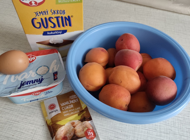 Kysnuté koláče zo sušeného mlieka s tvarohom a marhuľami (fotorecept) - obrázok 1