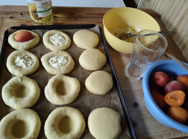 Kysnuté koláče zo sušeného mlieka s tvarohom a marhuľami (fotorecept) - obrázok 4