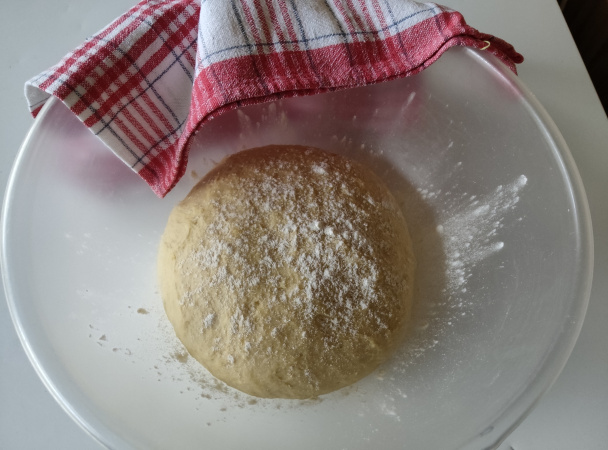 Kysnutý slivkový koláč s tvarohom a posýpkou (fotorecept) - obrázok 4