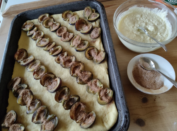 Kysnutý slivkový koláč s tvarohom a posýpkou (fotorecept) - obrázok 7