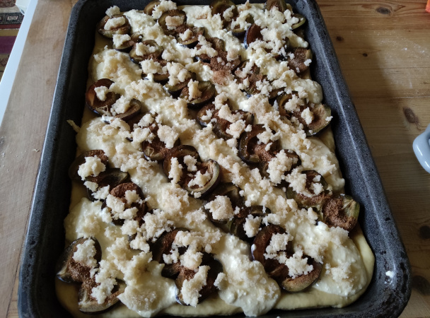 Kysnutý slivkový koláč s tvarohom a posýpkou (fotorecept) - obrázok 9