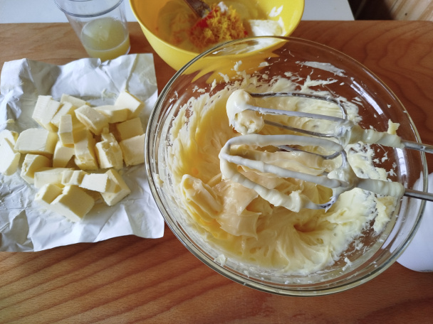 Citrónové rezy s pudingovo-tvarohovým krémom (fotorecept) - obrázok 7