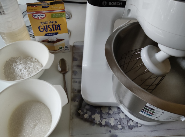 Pavlovky plnené jogurtovým krémom a ovocím (fotorecept) - obrázok 1