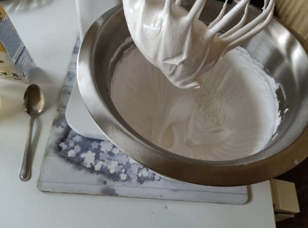 Pavlovky plnené jogurtovým krémom a ovocím (fotorecept) - obrázok 2