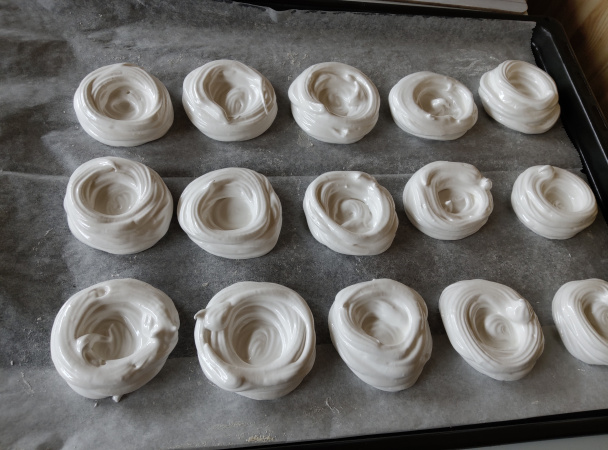 Pavlovky plnené jogurtovým krémom a ovocím (fotorecept) - obrázok 3