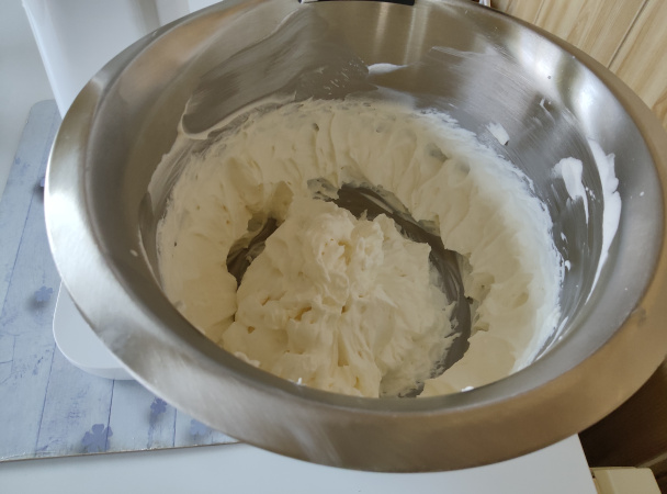 Pavlovky plnené jogurtovým krémom a ovocím (fotorecept) - obrázok 5