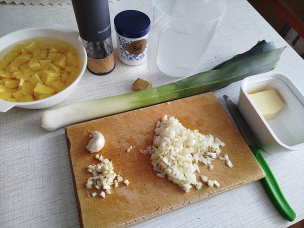 Jemná krémová pórová polievka s krutónmi (fotorecept) - obrázok 1