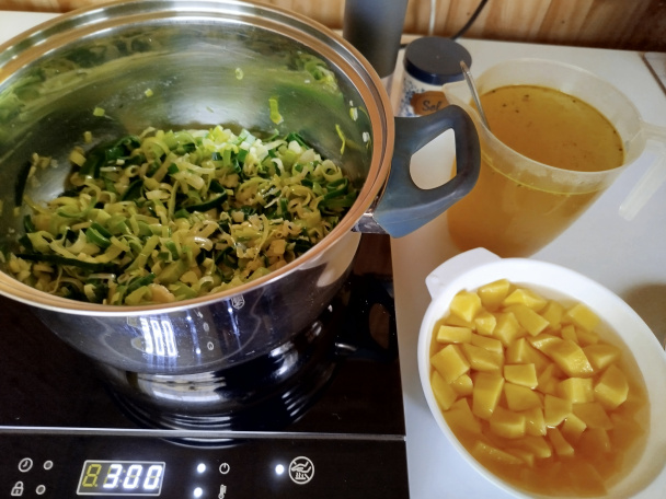 Jemná krémová pórová polievka s krutónmi (fotorecept) - obrázok 2