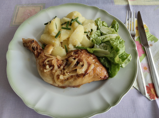 Kuracie stehná na šalátovej podstielke - obrázok 1