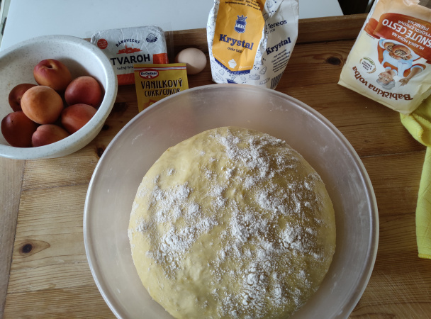 Kysnutý marhuľový koláč s tvarohom a mrveničkou (fotorecept) - obrázok 2