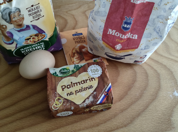 Koláč s kyslou smotanou a slivkami (fotorecept) - obrázok 1