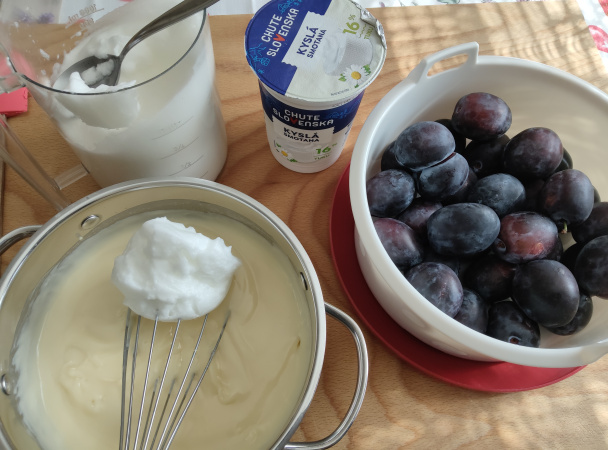 Koláč s kyslou smotanou a slivkami (fotorecept) - obrázok 4