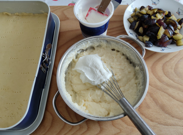 Koláč s kyslou smotanou a slivkami (fotorecept) - obrázok 6