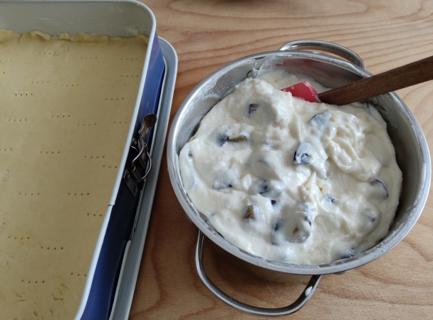 Koláč s kyslou smotanou a slivkami (fotorecept) - obrázok 7