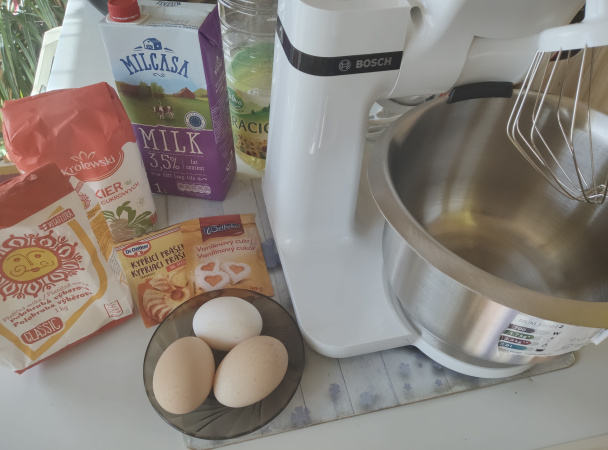 Hrnčekový koláč s kyslou smotanou a ovocím (fotorecept) - obrázok 1