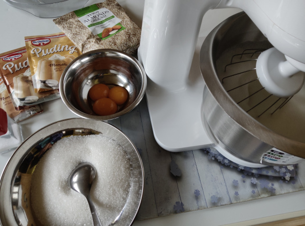 Mandľové rezy s kávovým mascarpone a bielou čokoládou (fotorecept) - obrázok 1