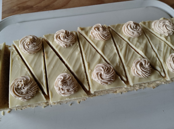 Mandľové rezy s kávovým mascarpone a bielou čokoládou (fotorecept) - obrázok 10