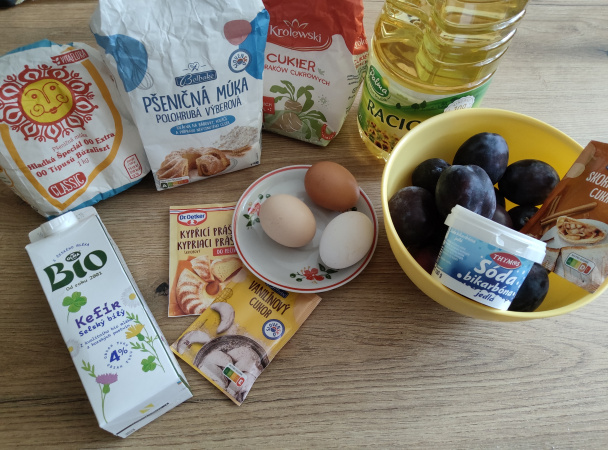 Kefírový koláč so slivkami (fotorecept) - obrázok 1