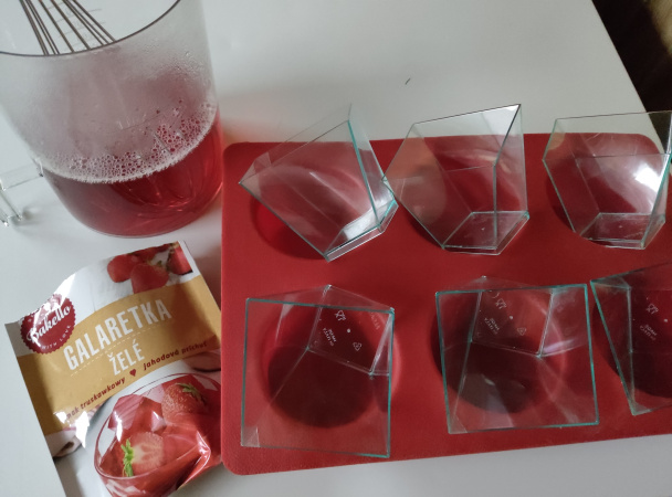 Svieža jahodová dobrota v pohári (fotorecept) - obrázok 1