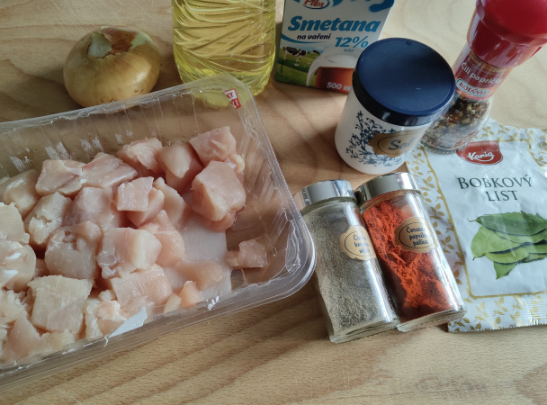 Kuracie mäso na smotane s maslovými haluškami (fotorecept) - obrázok 1