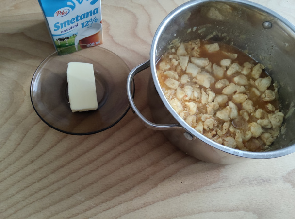 Kuracie mäso na smotane s maslovými haluškami (fotorecept) - obrázok 5