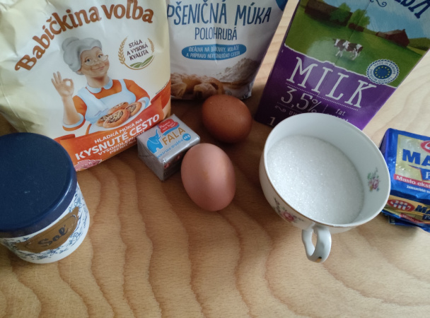 Kysnuté rožky s nivou a párkami (fotorecept) - obrázok 1