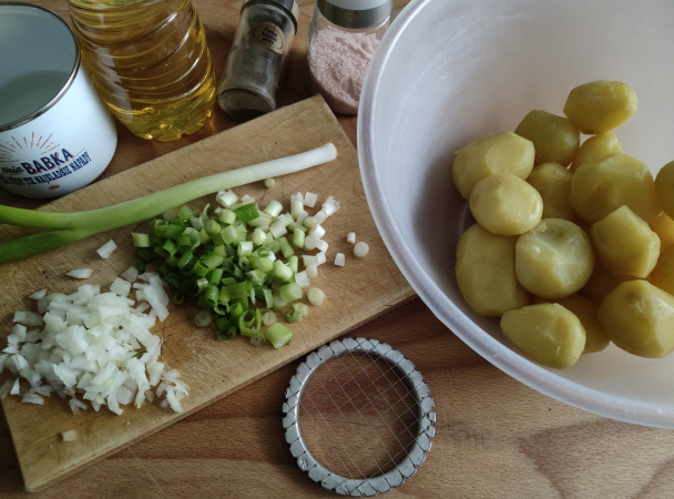 Fašírky so zemiakovo-cibuľovým šalátom (fotorecept) - obrázok 1