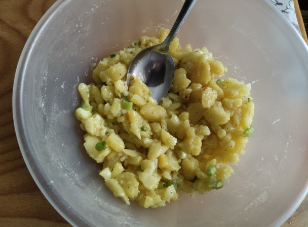 Fašírky so zemiakovo-cibuľovým šalátom (fotorecept) - obrázok 2
