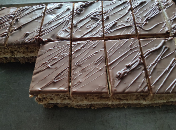 Orechovo-kávový rez s karamelovou plnkou (fotorecept) - obrázok 9