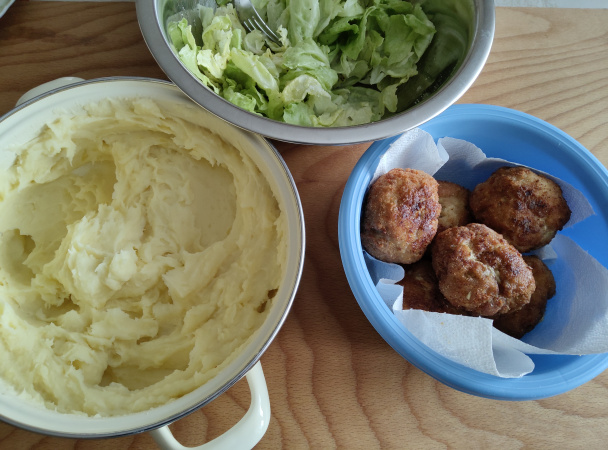 Fašírky so zemiakovou kašou a zeleninovým šalátom - obrázok 1