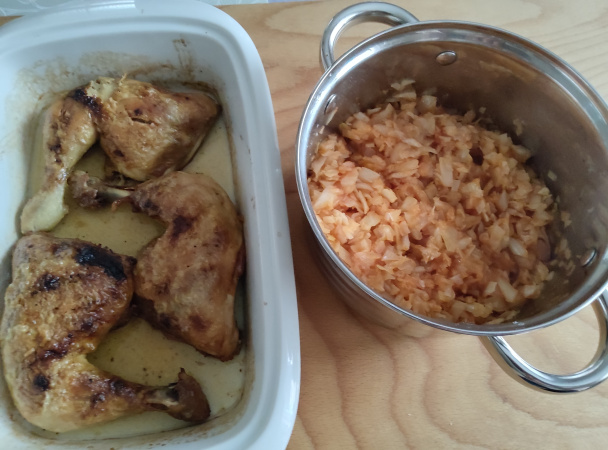 Zapekané kuracie stehná s paradajkovou kapustou - obrázok 1